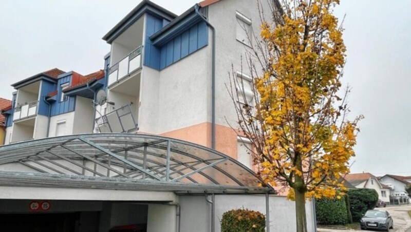 Bei der Gasexplosion wurde der 60-jährige Wohnungsbesitzer verletzt und musste ins Spital nach Wiener Neustadt gebracht werden. (Bild: Christian Schulter)