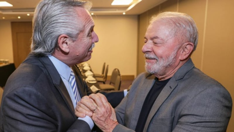 Argentiniens Präsident Alberto Fernández reiste gleich am Montag in das Nachbarland, um Lula persönlich zu beglückwünschen. (Bild: AFP)
