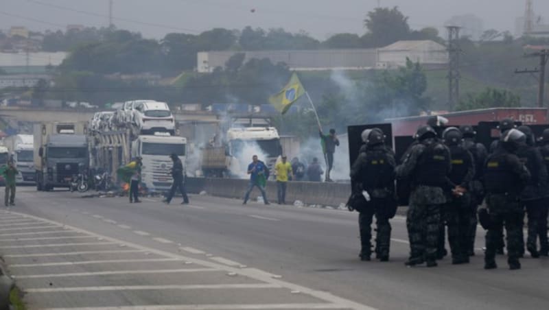 Bei den Straßenblockaden kam es auch zu Auseinandersetzungen mit der Polizei. (Bild: AP)