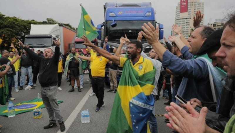 Fernfahrer und Anhänger Bolsonaros blockierten Straßen im ganzen Land. (Bild: AFP)