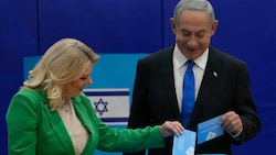 Benjamin Netanyahu und seine Frau Sara bei der Stimmabgabe (Bild: AP)
