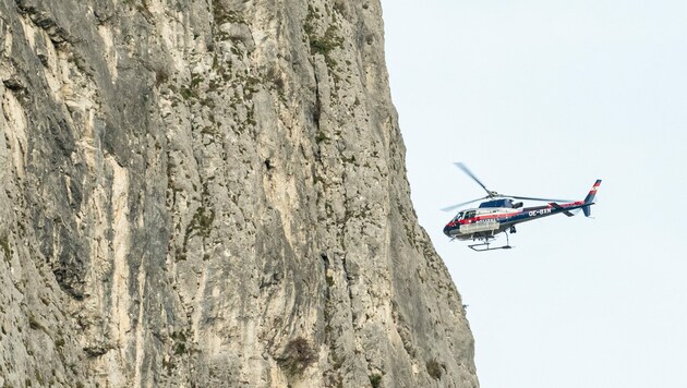 Mittels Polizeihubschrauber wurde der Kletterer aus der Wand geborgen. (Bild: zeitungsfoto.at/Liebl Daniel)