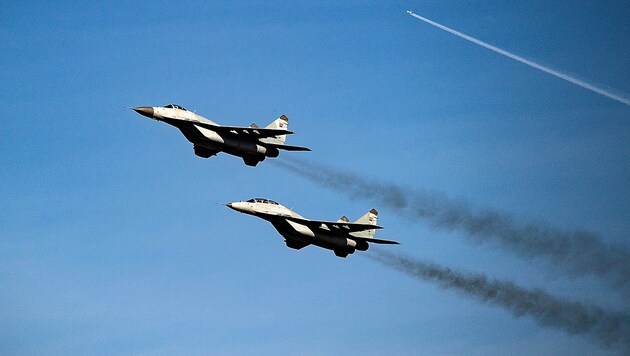 Serbische Mig-29 über dem Luftwaffenstützpunkt Batajnica in der Nähe der Hauptstadt Belgrad (Bild: APA/AFP/ANDREJ ISAKOVIC)