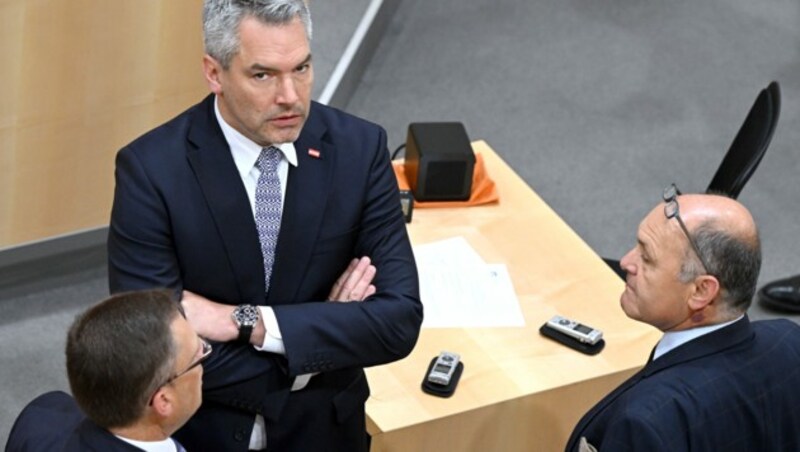 Kanzler Karl Nehammer (Mitte), August Wöginger (li.) und Wolfgang Sobotka (Bild: APA/ROLAND SCHLAGER)