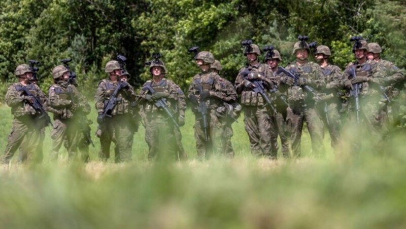 Polnische Soldaten auf Patrouille an der Grenze. (Bild: Wojtek RADWANSKI / AFP)