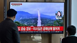 Nordkorea hat nach südkoreanischen Angaben am Mittwoch zumindest sechs weitere Raketen abgefeuert. (Bild: AFP/Jung Yeon-je )