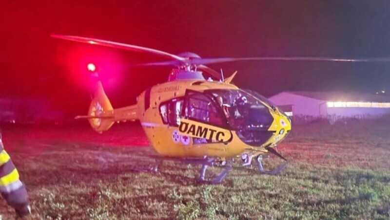 Der Rettungshubschrauber C17 flog den Verunglückten ins LKH Hochsteiermark nach Bruck an der Mur. Dort ist er in den Abendstunden verstorben. (Bild: FF Niklasdorf)