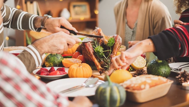 Ein Gansl gehört zu Thanksgiving, dem wichtigsten Familienfest in Amerika. Thanksgiving bedeutet wörtlich übersetzt Danksagung und ist das Erntedankfest der Amerikaner, das jedoch in der Familie gefeiert wird – mit einem großen Abendmahl.  In Österreich ist das Gansl mehr mit dem heiligen Martin verbunden. (Bild: Nattakorn - stock.adobe.com)