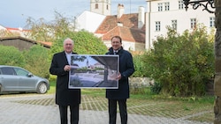 Bischof Alois Schwarz und Bürgermeister Matthias Stadler präsentierten die ersten Pläne für den Park. (Bild: Arman Kalteis)