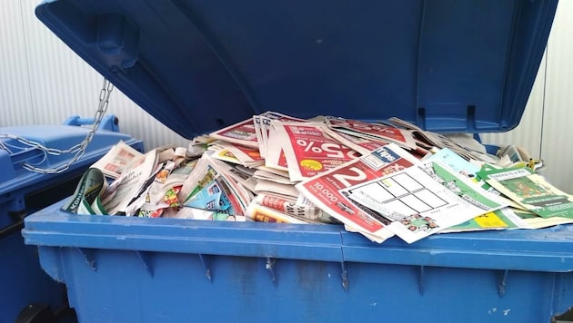 Bei der Postzustellbasis in Pettenbach wurden viele Zeitungen im Altpapiercontainer entsorgt. (Bild: INVO.report)