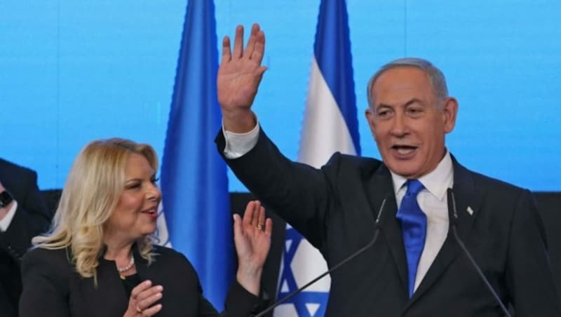 Benjamin Netanyahu jubelt gemeinsam mit seiner Ehefrau, er schafft das Comeback. (Bild: AFP)