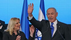 Benjamin Netanyahu jubelt gemeinsam mit seiner Ehefrau, er schafft das Comeback. (Bild: AFP)
