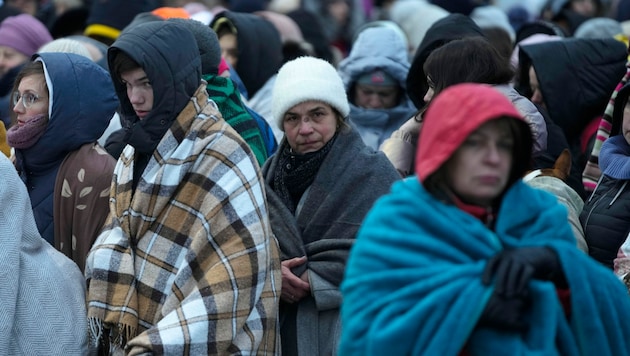 Ukrainische Flüchtlinge an der Grenze zu Polen (Bild: Associated Press)
