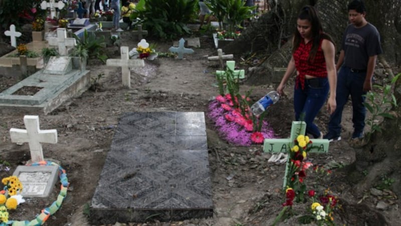 Der Grabstein dieser Ruhestätte in El Salvador wurde zerstört und weggeschafft. (Bild: Associated Press)