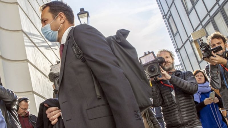 Thomas Schmid am Weg zum ÖVP-U-Ausschuss, wo er dann nichts gesagt hat (Bild: APA/TOBIAS STEINMAURER)