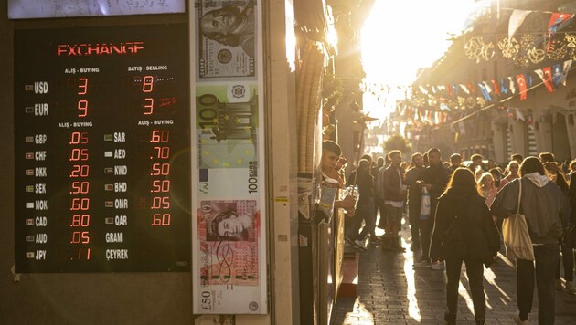 Wechselkurstafel in Istanbul (Bild: AF)