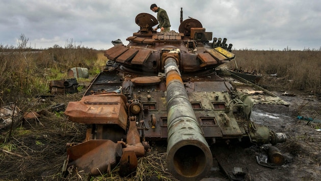 Ein verlassener russischer Panzer wird von einem ukrainischen Soldaten inspiziert. (Bild: AP Photo/Efrem Lukatsky)