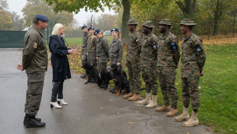 Die Ausbildung hat auch das Ziel, ein Militär-Diensthundewesen auf hohem Standard im Wege des Systems „Train the Trainer“ aufzubauen, (Bild: BMLV/Laura HEINSCHINK)