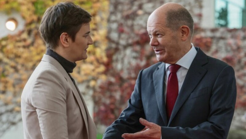 Die serbische Ministerpräsidentin Ana Brnabic wird von Deutschlands Bundeskanzler Olaf Scholz im Kanzleramt in Berlin zum Westbalkan-Gipfel begrüßt. (Bild: AFP)