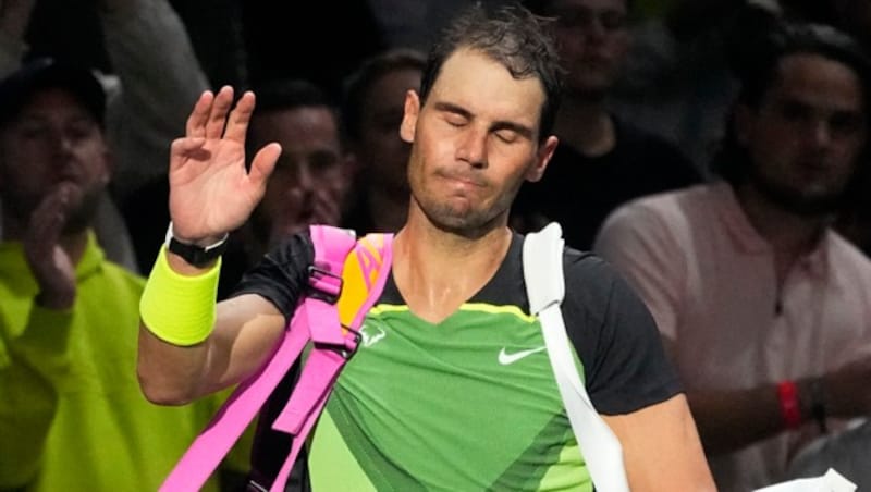 Rafael Nadal zieht seinen Hut vor Novak Djokovic. (Bild: AP)