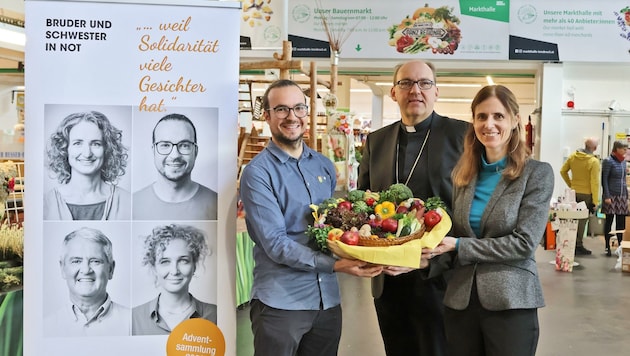 Wiesmüller und Bischof Glettler mit Bio-Imker Gritsch (v.r.). Er ist ein Gesicht der Kampagne. (Bild: Johanna Birbaumer)