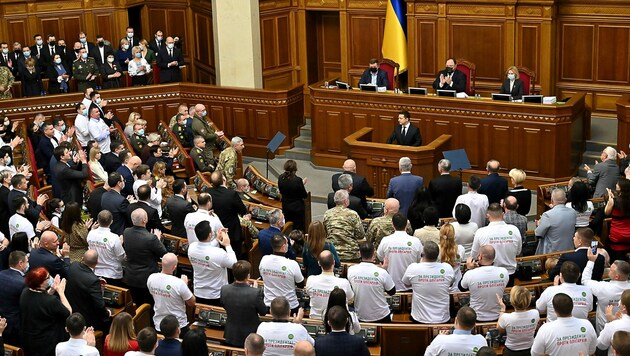 Das ukrainische Parlament. Der Vize-Minister für die Entwicklung von Gemeinden, Territorien und Infrastruktur, Wassyl Losynskyj, wurde wegen Bestechung festgenommen. (Bild: APA/AFP/GENYA SAVILOV)