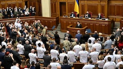 Die Abgeordneten des ukrainischen Parlaments (Archivbild) beschlossen am Donnerstag, das Kriegsrecht bis Mitte November zu verlängern. (Bild: APA/AFP/GENYA SAVILOV)