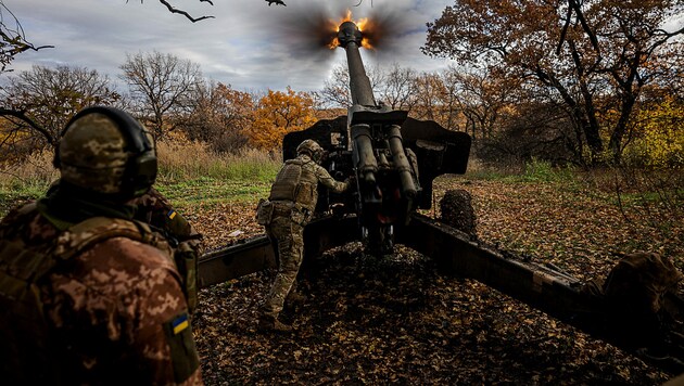 Ukrainisches Artilleriefeuer auf russische Stellungen in Donezk (Bild: APA/AFP/Dimitar DILKOFF)