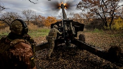 Ukrainisches Artilleriefeuer auf russische Stellungen in Donezk (Bild: APA/AFP/Dimitar DILKOFF)