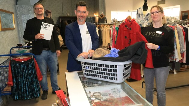 Direktor Ernst Sandriesser und Christian Eile im Caritas- Shop: Auch die Altkleider werden als Hilfe angenommen. (Bild: Rojsek-Wiedergut Uta)