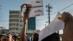 Mahsa Aminis Tod löste die Protestwelle im Iran aus, die weiterhin nicht abebbt und sich um mehr als nur um Frauenrechte dreht. (Bild: AP)