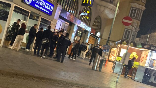 Nach der Halloween-Krawallnacht wird am Linzer Taubenmarkt verstärkt kontrolliert. (Bild: zVg, Krone KREATIV)