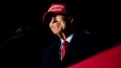 Donald Trump bei der Wahlveranstaltung in Sioux City (Bild: APA/Getty Images via AFP/GETTY IMAGES/Stephen Maturen)