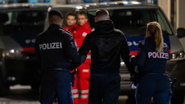 In Linz wurden in der Halloween-Nacht zwei Polizisten verletzt. Es entstanden 20.000 Euro Schaden an einer Bim und einem Streifenwagen. (Bild: FOTOKERSCHI.AT / KERSCHBAUMMAYR)