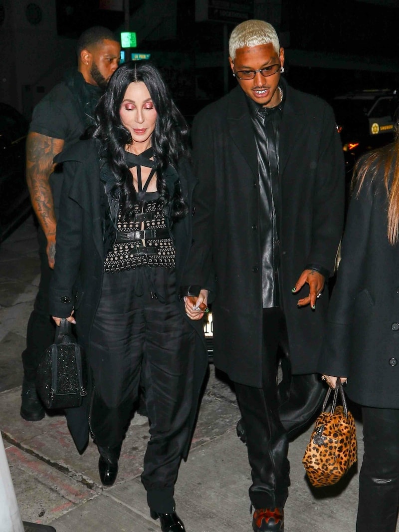 Cher und Alexander Edwards Hand in Hand in West Hollywood (Bild: www.PPS.at)