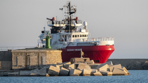 Auch die „Ocean Viking“ von SOS Méditerranée wartet derzeit auf die Zuweisung eines Hafens, um die Bootsmigranten an Land zu bringen. Zuletzt befanden sich mehr als 234 Migranten an Bord. (Bild: AFP)
