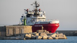 Auch die „Ocean Viking“ von SOS Méditerranée wartet derzeit auf die Zuweisung eines Hafens, um die Bootsmigranten an Land zu bringen. Zuletzt befanden sich mehr als 234 Migranten an Bord. (Bild: AFP)