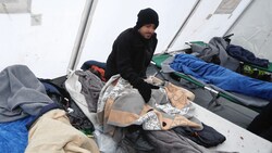 Freitagvormittag hausten die Flüchtlinge noch in den Zelten. (Bild: Birbaumer Christof)