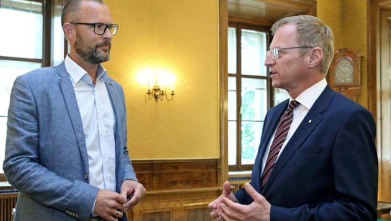 Landeshauptmann Thomas (re.) im Gespräch mit Landespolizeidirektor Andreas Pilsl (Bild: Land OÖ/Denise Stinglmayr)