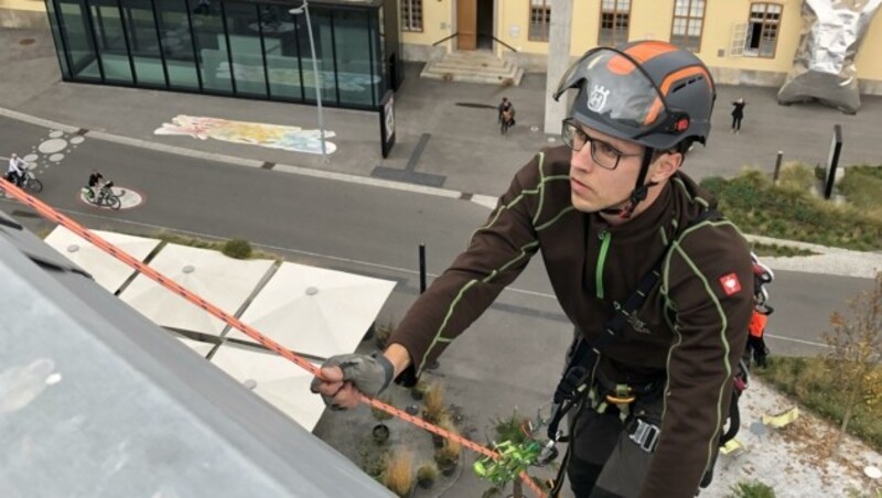 Kletterer Thomas Spitzer bei der Generalprobe. (Bild: Kunstmeile Krems)