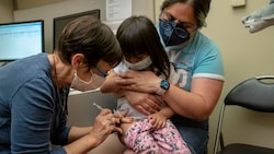 Ein Kleinkind wird in den USA gegen das Coronavirus geimpft - für Babys mit Risiko ist das jetzt auch bei uns empfohlen. (Bild: APA/Getty Images via AFP/GETTY IMAGES/David Ryder)