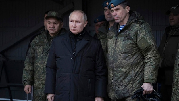 Putin mit Verteidigungsminister Schoigu und stellvertretendem Luftwaffenkommandeur Konzewoi bei einer Militärübung im Oktober (Bild: AP/Russian Defense Ministry Press Service)