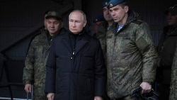 Putin mit Verteidigungsminister Schoigu und stellvertretendem Luftwaffenkommandeur Konzewoi bei einer Militärübung im Oktober (Bild: AP/Russian Defense Ministry Press Service)
