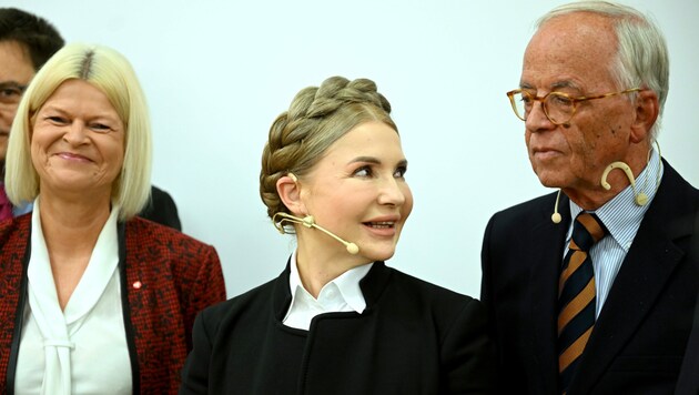 Von links: Verteidigungsministerin Klaudia Tanner (ÖVP), die ehemalige ukrainische Ministerpräsidentin Julija Timoschenko und Werner Fasslabend (Präsident AIES) im Rahmen des Symposium „Zeitenwende for European Security“ in Wien (Bild: APA/ROLAND SCHLAGER)