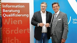 Gesundheitsstadtrat Peter Hacker und Finanzstadtrat Peter Hanke (SPÖ) präsentieren die neue Ausbildungsprämie. (Bild: Klemens Groh)