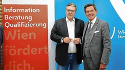 Gesundheitsstadtrat Peter Hacker und Finanzstadtrat Peter Hanke (SPÖ) präsentieren die neue Ausbildungsprämie. (Bild: Klemens Groh)