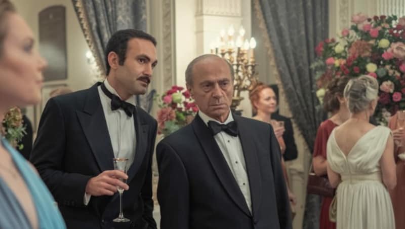 Khalid Abdalla (l.) spielt Dodi al-Fayed, Salim Daw (r.) dessen Vater Mohamed. (Bild: © 2021 Netflix, Inc.)