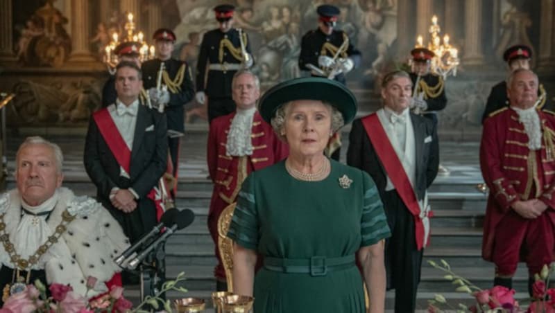 Imelda Staunton leistet Großes als alternde Queen Elizabeth II., die mit politischen wie familiären Querelen zu kämpfen hat. (Bild: ©2021 Netflix, Inc.)