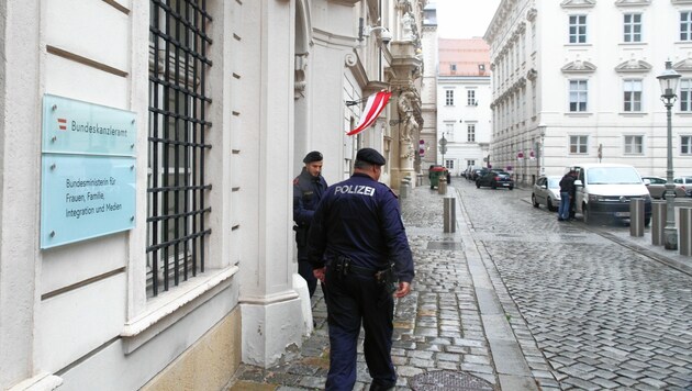 Die Polizei rückte mit Großaufgebot und Helis an - großer Wirbel. (Bild: Schiel Andreas)