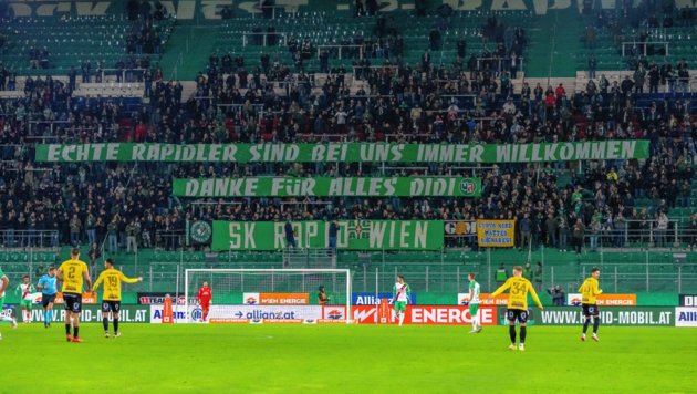 Rapids Fans werden Kühbauer freundlich empfangen. (Bild: GEPA pictures/ Edgar Eisner)